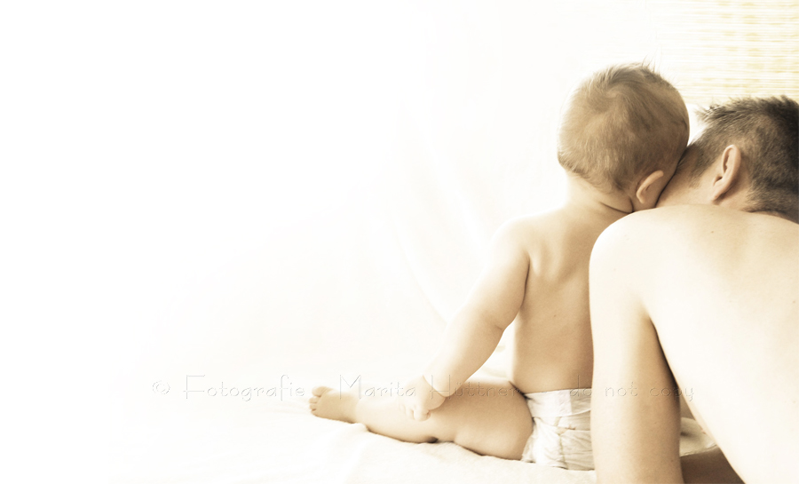 schönes Foto eines Babys mit seinem Vater