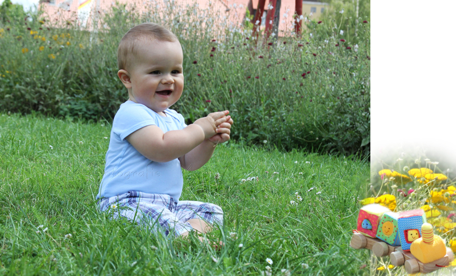 Baby auf einer Wiese