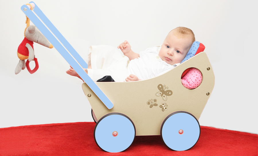 Baby in einem Puppenwagen