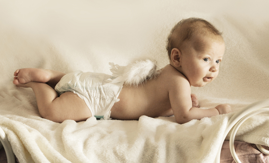 Baby mit Engelsflügeln