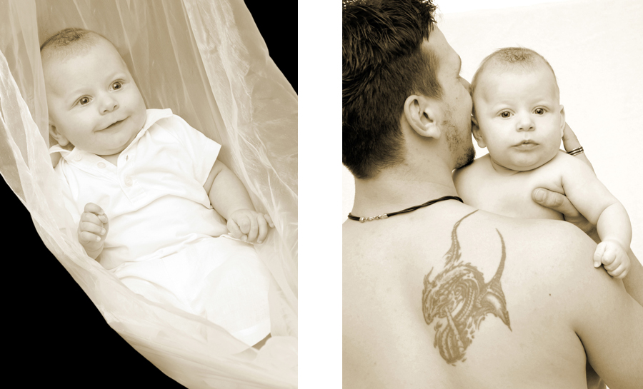 Baby in Hängematte und Vater mit Sohn