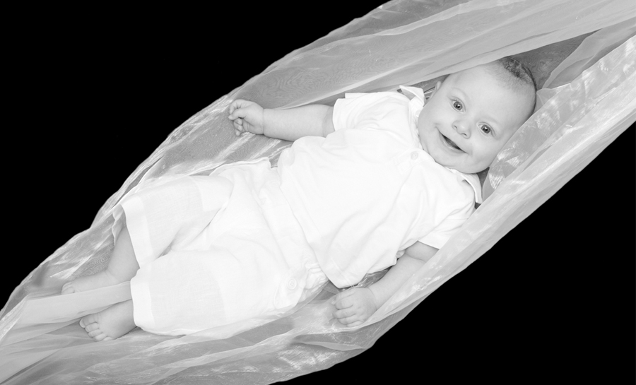 Lachendes Baby in Hängematte 4 Monate alt