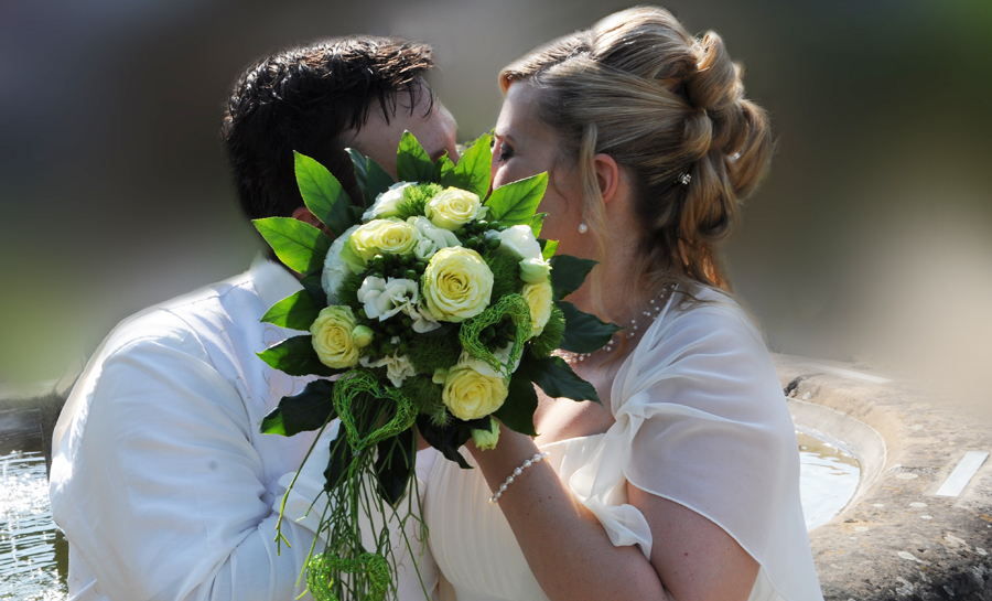 küssendes Brautpaar, Hochzeitskuss, Hochzeit, Hochzeitsfotos, Hochzeitsbilder, Fotos Brautpaar, Braut, Bräutigam, professioneller Hochzeitsfotograf, schöne Fotos Hochzeit,  Fotografie Marita Hüttner, Eppingen, Heilbronn, Bretten, Sinsheim,  Bruchsal, Bretzfeld, Öhringen, Bietigheim, Mosbach, Neckarsulm,  Bad Friedrichshall, Neuenstadt, Bad Wimpfen, Flehingen