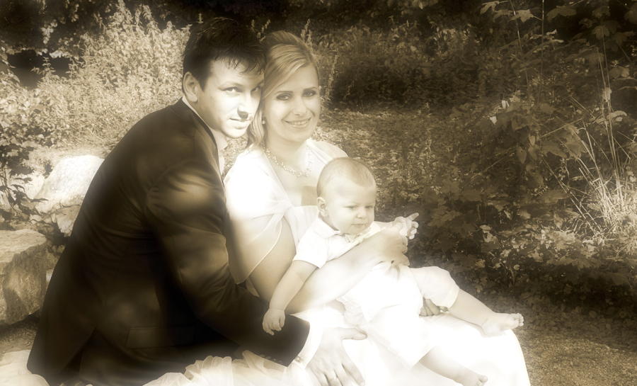 Brautpaar mit Baby, Hochzeit, Hochzeitsfotos, Hochzeitsbilder, Fotos Brautpaar, Braut, Bräutigam, professioneller Hochzeitsfotograf, schöne Fotos Hochzeit,  Fotografie Marita Hüttner, Eppingen, Heilbronn, Bretten, Sinsheim,  Bruchsal, Bretzfeld, Öhringen, Bietigheim, Mosbach, Neckarsulm,  Bad Friedrichshall, Neuenstadt, Leingarten, Bad Wimpfen, Kraichtal