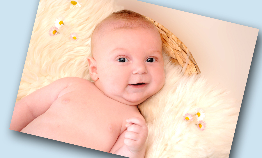 lachendes kleines Baby, 2 Monate alt