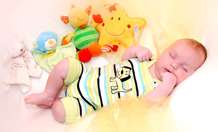 schlafendes Baby mit Kuscheltieren