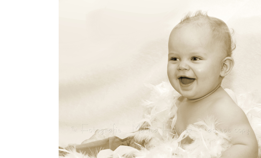 Sepiabild - lachendes Baby sitzend