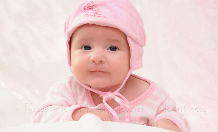 Baby mit Mützchen
