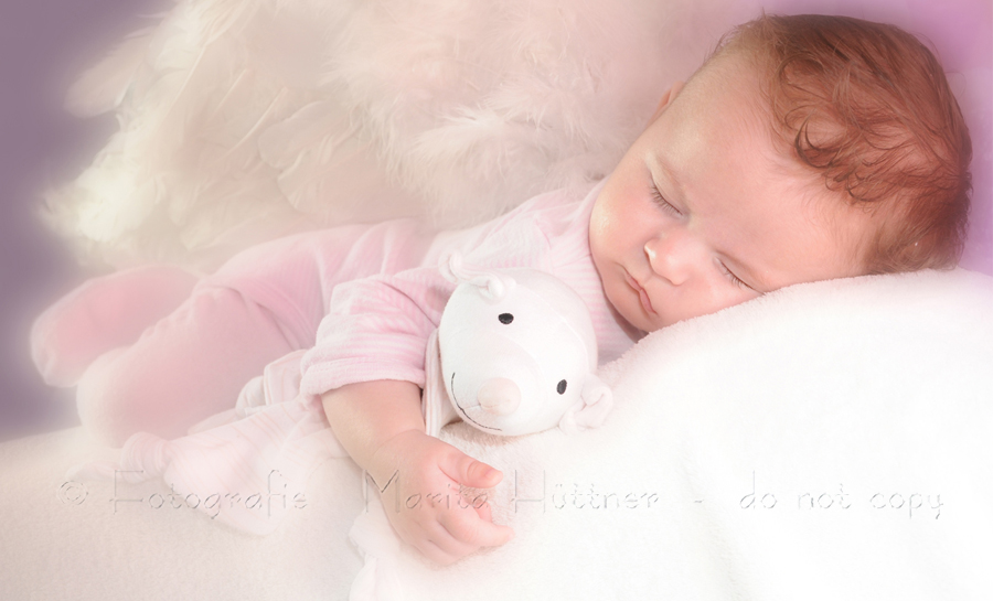 Baby mit großen Engelsflügeln
