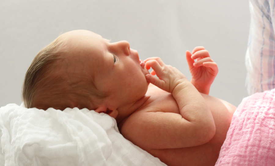 ein kleines neugeborenes Baby Mädchen