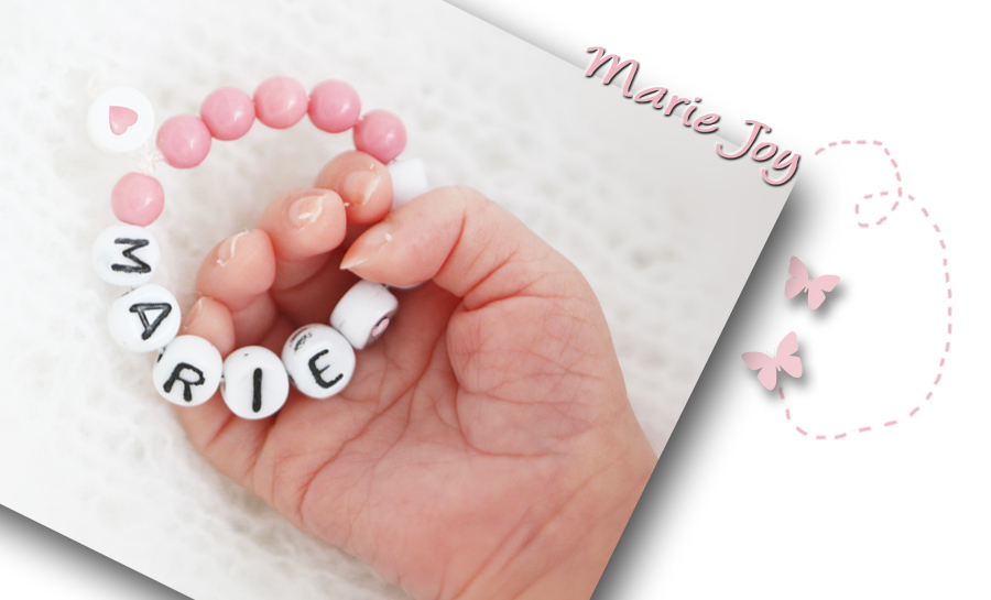 Hand eines neugeborenen Babys