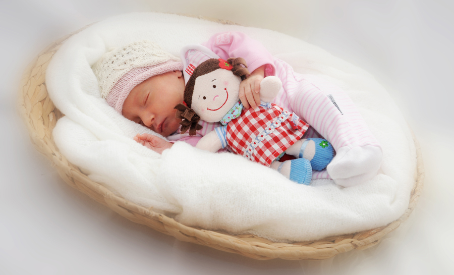 sehr kleines Baby in einem Körbchen