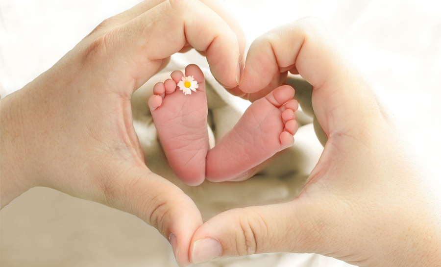 kleine Babyfüße, Herz mit den Händen