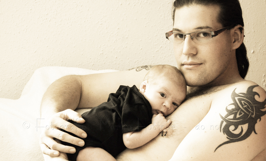 ein kleines Baby mit seinem Vater