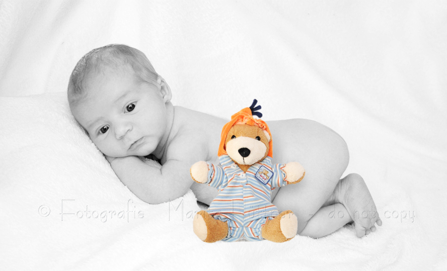 ganz kleines Baby mit Kuscheltier