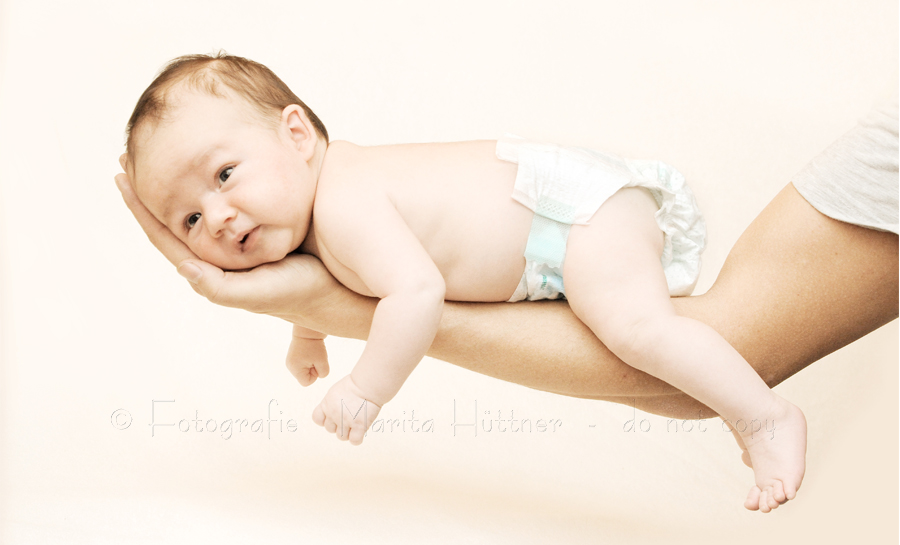 Baby auf papas Arm
