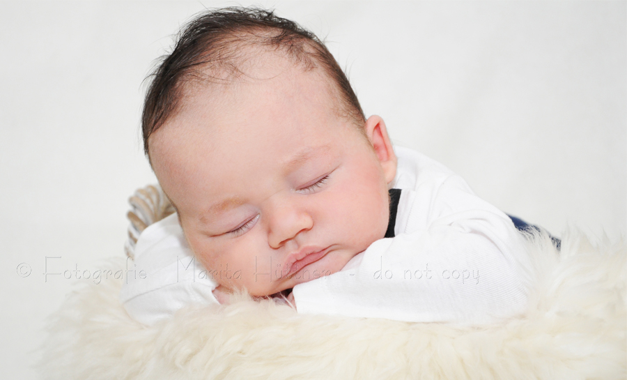 kleines Baby schlafend in einem Körbchen