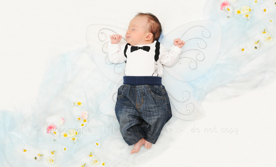 Baby mit Schmetterlingsflügeln und Blumen