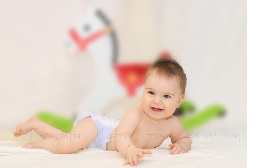 Baby und Schaukelpferd