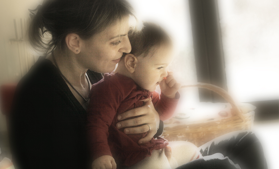Baby mit Mama - high-key-Fotografie