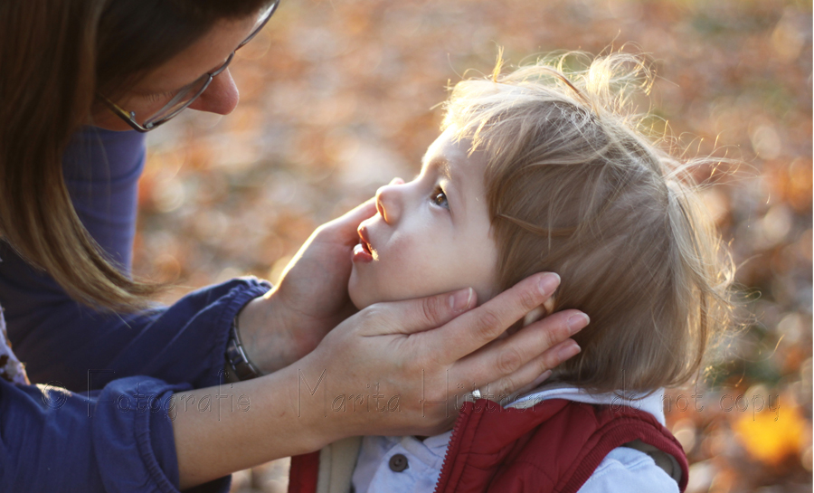 Portrai eines kleinen Jungen mit seiner Mutter
