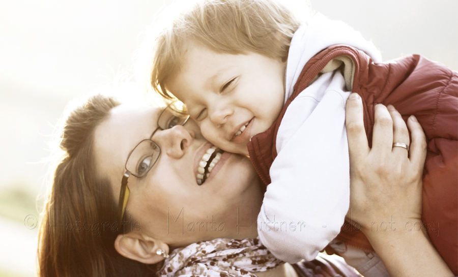 Kleiner Junge mit seiner Mama