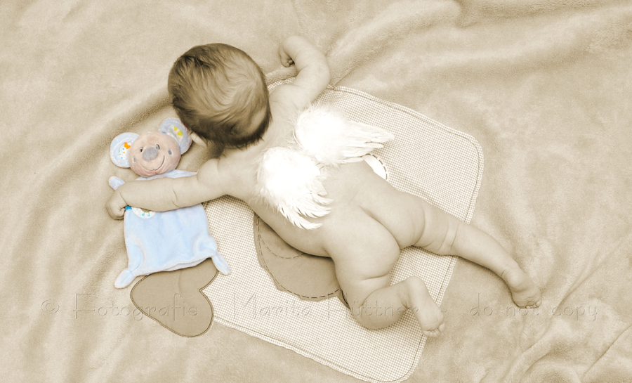 Baby mit Engelsflügeln
