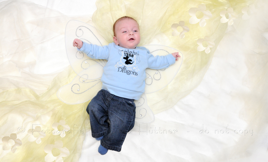 Baby mit Schmetterlingsflügeln