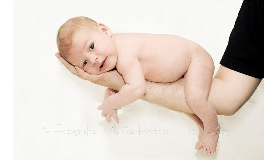 Baby neugeboren auf Papas Arm