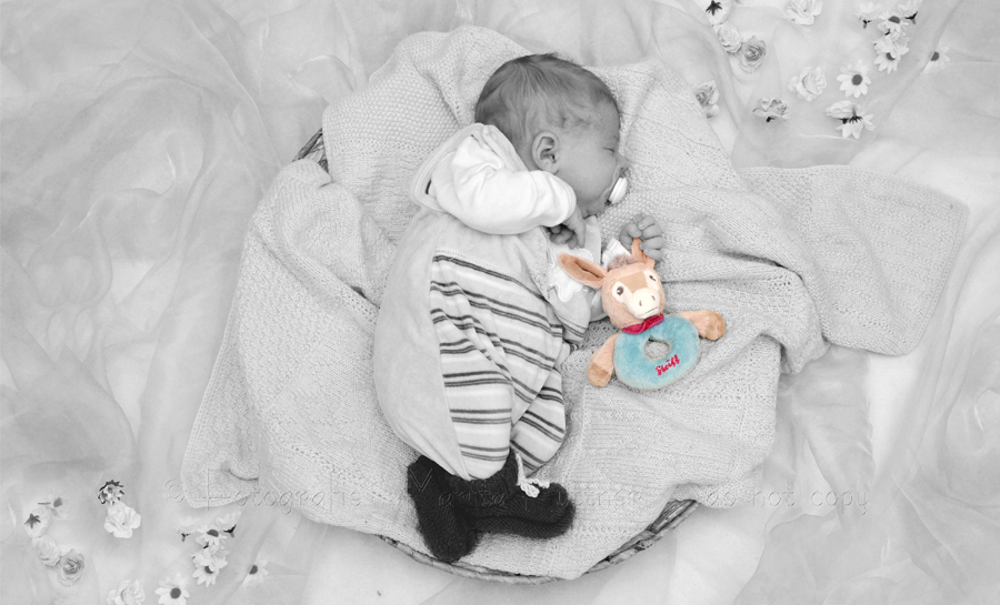 kleines Baby in einem Körbchen - schwarzweißaufnahme - 