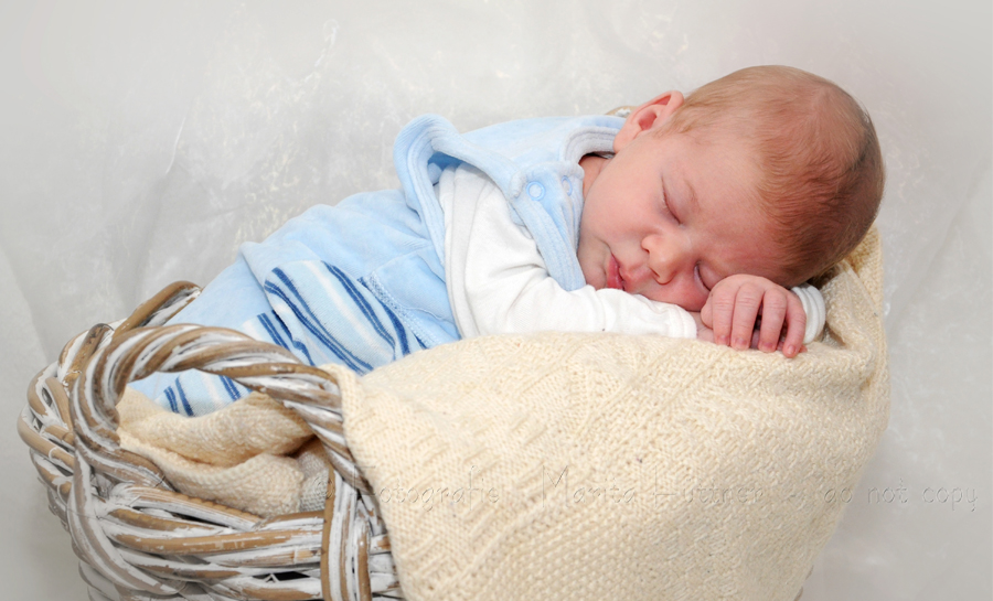 Baby in einem Körbchen