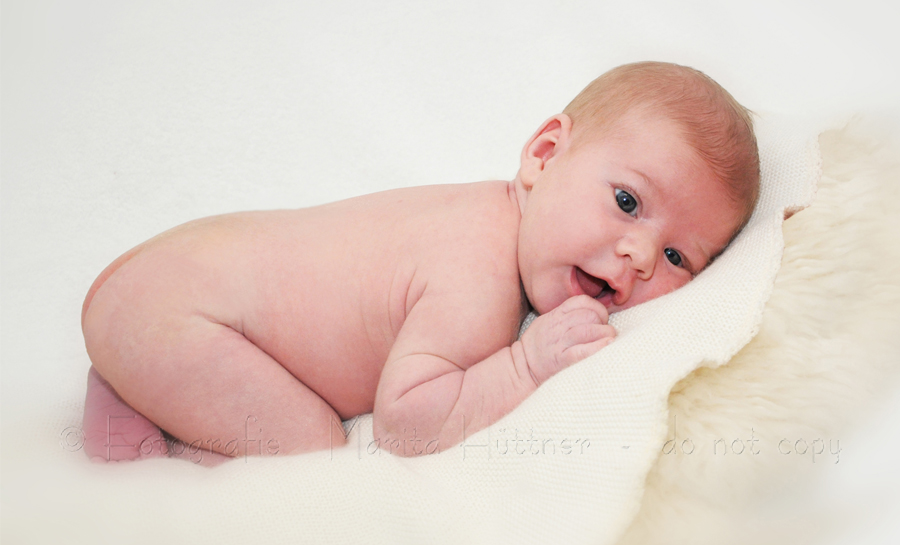 kleines Baby - Junge - liegt auf dem Bauch