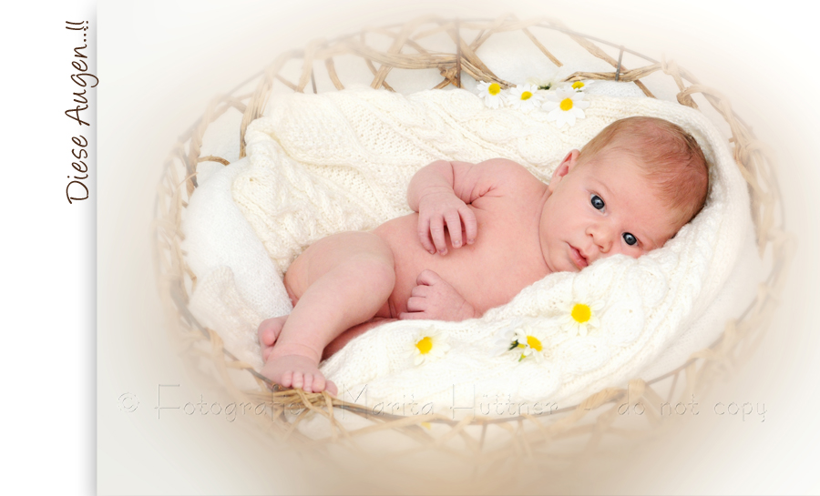 kleines Baby in einem Körbchen