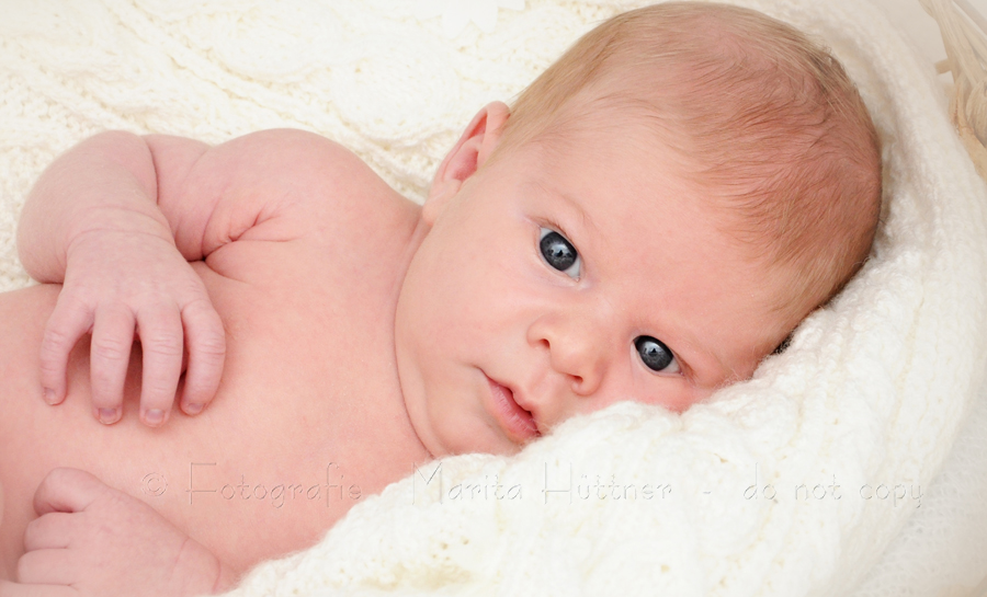 Baby 3 Wochen alt mit offenen Augen