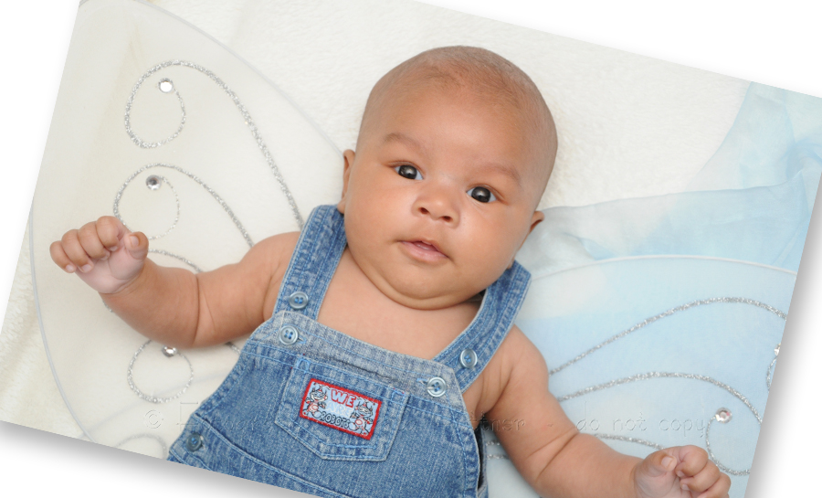 Baby mit Schmetterlingsflügeln