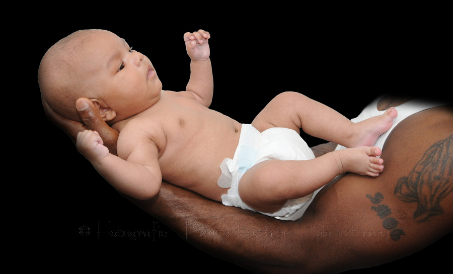kleiner Junge auf Papas Arm