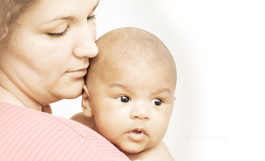 Mama und Baby - schönes High-key Foto