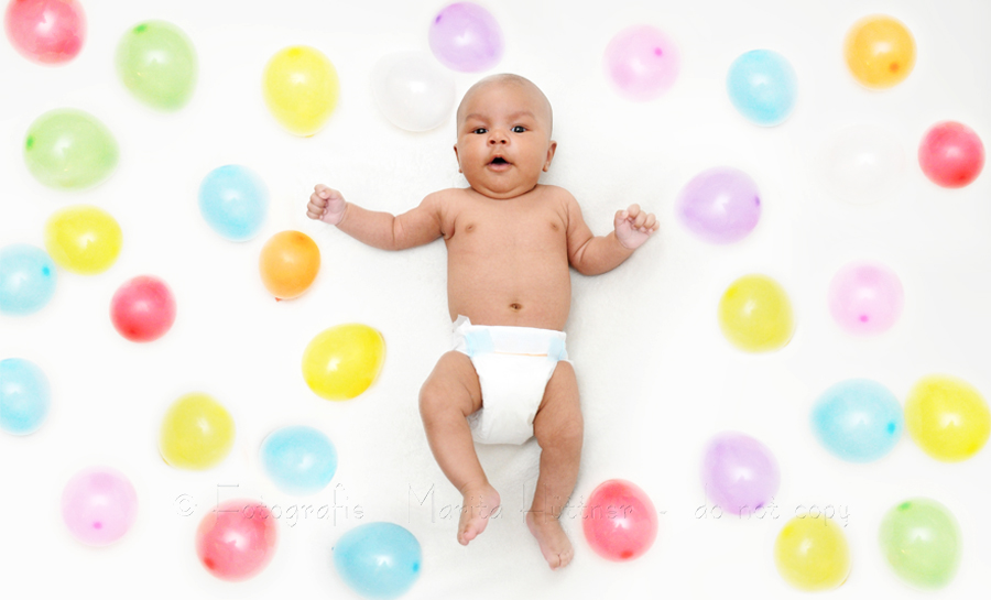 niedliche Babyfotos - Baby mit Luftballons