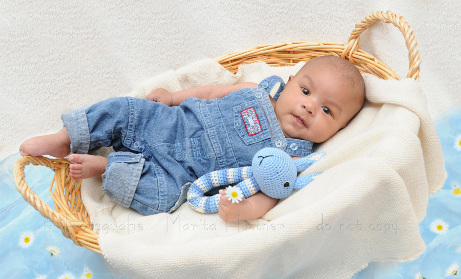 ein Baby in einem Körbchen