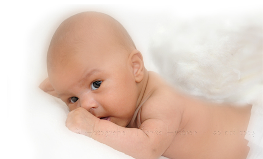 Baby mit Engelsflügeln