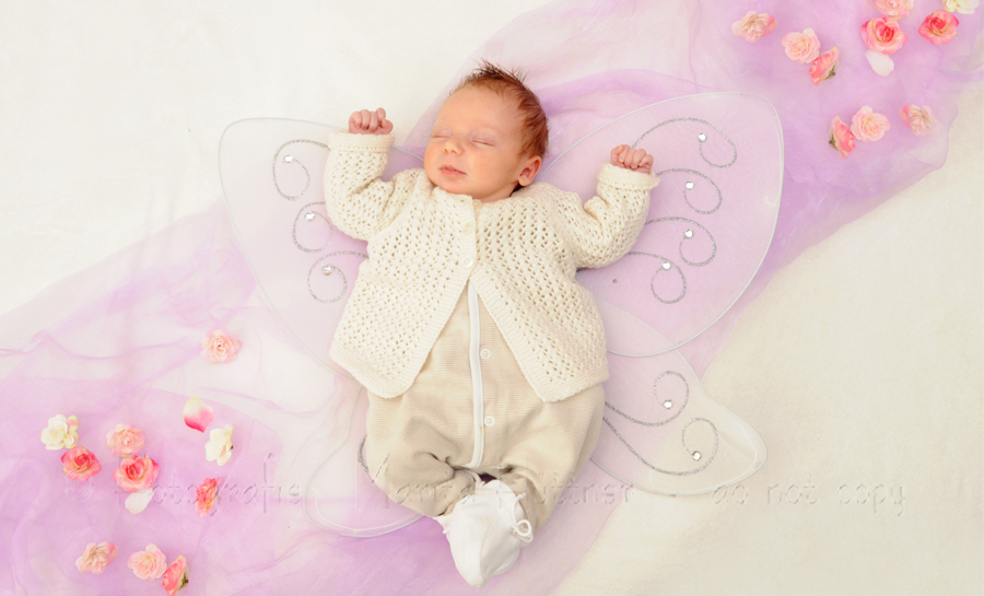 kleines Baby Mädchen mit Schmetterlingsflügeln