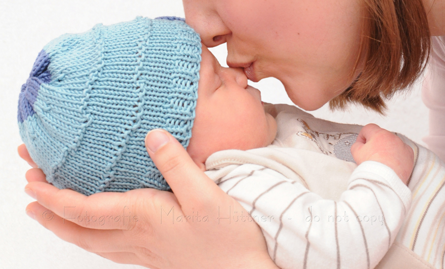 Baby in Händen, Babyfotografie Heilbronn Marita Hüttner