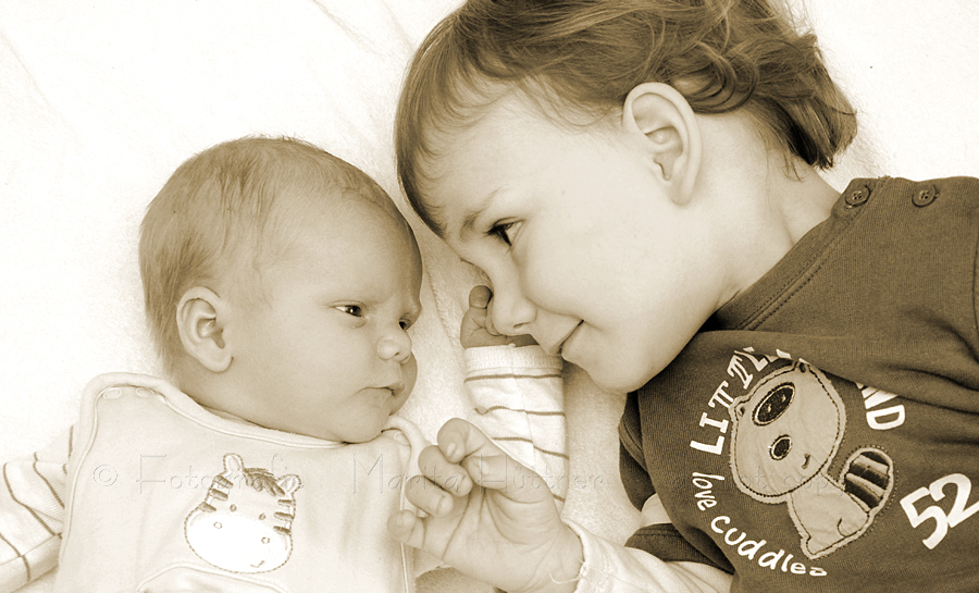 Babyfotografin Heilbronn, Sinsheim, Bietigheim - Baby mit seinem Bruder