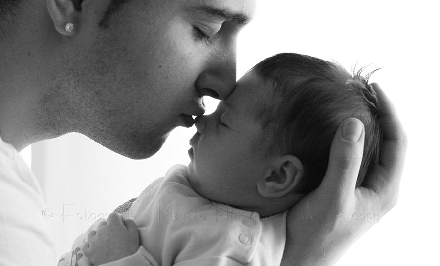 Babyfoto, kleines Baby mit seinem Vater, in Vaters Händen, Fotografie Marita Hüttner, Babyfotografin Oedheim, Bad Friedrichshall, Mosbach