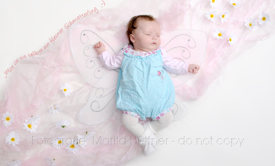 Baby mit Schmetterlingsflügeln