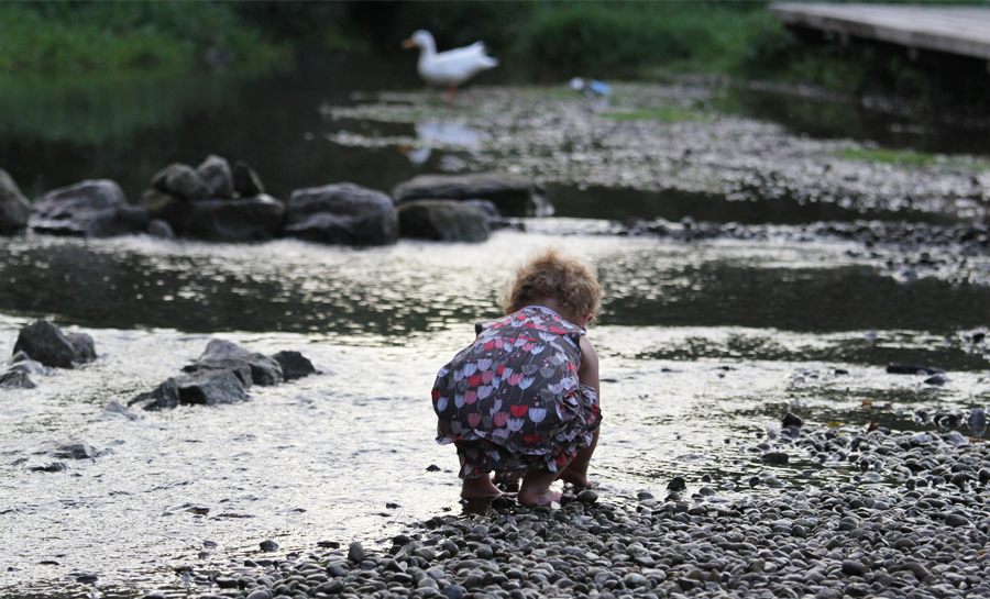 kleines Mädchen am Wasser, Marita Hüttner