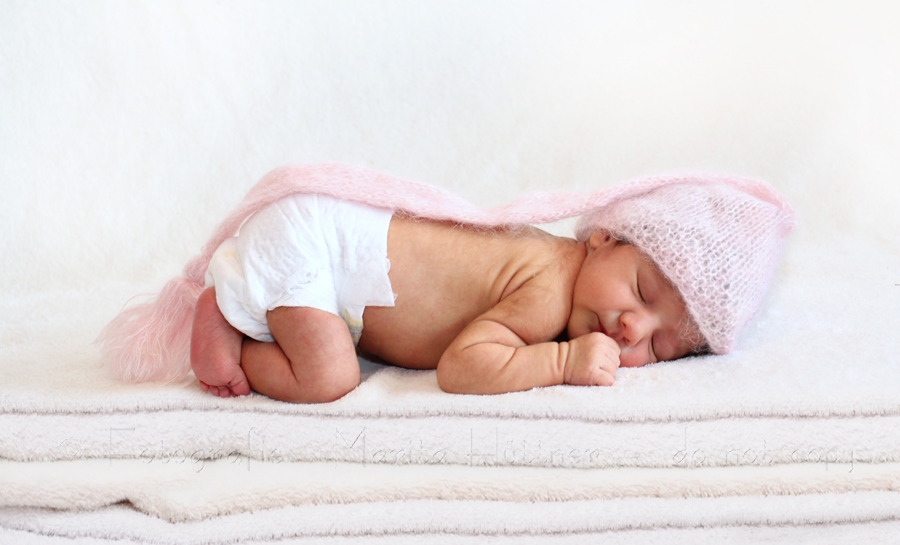 Baby mit Mütze, Baby, Neugeborenes, Babyfotografie Heilbronn, Babybilder, Babyfotoshooting,  Babyfotos, Fotoshooting  Fotografin Marita Hüttner, Sinsheim, Eppingen, Kraichtal, Bretten, Bruchsal, Bretzfeld,  Heilbronn, Brackenheim, Bönnigheim, Öhringen, Neuenstadt,  Neckarsulm, Mosbach, Bad Friedrichshall, Bad Wimpfen, Bad Rappenau, 