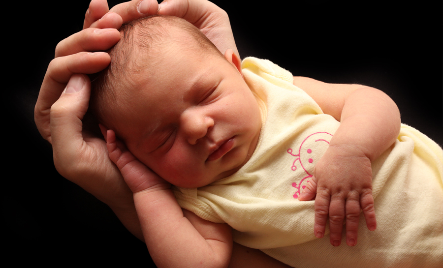 Baby, kleines Baby, neugeboren, Neugeborenes, Baby in der Hand des Vaters,  Babyfotograf, Babybilder, schöne Babyfotos, Babyfotos zuhause, Babyfotografin, Babyfotoshooting, Marita Hüttner, Babyfotografie Heilbronn, Sinsheim, Mosbach, Bietigheim, Ilsfeld, Lauffen, Eppingen, Kraichtal, Bretten, Bruchsal, Bretzfeld, Brackenheim, Bönnigheim, Öhringen, Neuenstadt, Neckarsulm, Neudenau, Bad Friedrichshall, Bad Wimpfen, Bad Rappenau, 