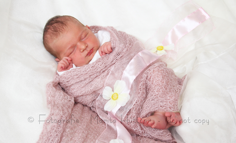 kleines Baby, Fotografie Neugeborene, Baby, Neugeborenes, neugeboren, Babyfotograf, Babybilder, schöne Babyfotos, Babyfotos zuhause, Babyfotografin, Babyfotoshooting, Marita Hüttner, Babyfotografie Heilbronn, Sinsheim, Mosbach, Bietigheim, Ilsfeld, Lauffen, Eppingen, Kraichtal, Bretten, Bruchsal, Bretzfeld, Brackenheim, Bönnigheim, Öhringen, Neuenstadt, Neckarsulm, Neudenau, Bad Friedrichshall, Freudental, Bad Wimpfen, Bad Rappenau, 