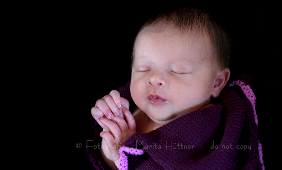 Fotoshooting neugeborenes daheim, Babyfotografie Heilbronn, Fotoshooting neugeborenes Baby zuhause, Babyfotograf, Babybilder, schöne Babyfotos, Babyfotos zuhause, Babyfotografin, Babyfotoshooting, Marita Hüttner, Babyfotografie Sinsheim, Mosbach, Bietigheim, Ilsfeld, Lauffen, Eppingen, Kraichtal, Bretten, Bruchsal, Bretzfeld, Brackenheim, Bönnigheim, Öhringen, Neuenstadt, Neckarsulm, Neudenau, Bad Friedrichshall, Bad Wimpfen, Bad Rappenau, 